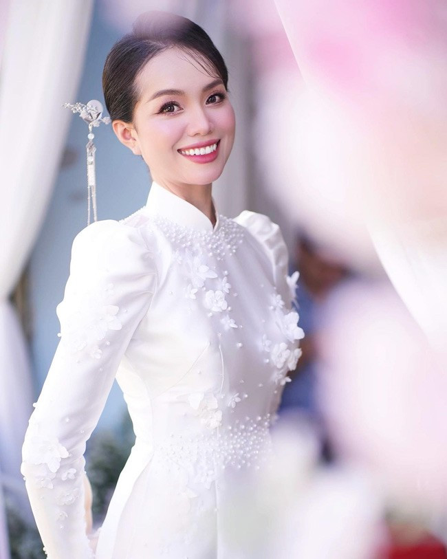 Trên trang cá nhân, Thiện Mỹ chia sẻ nhiều hình ảnh tình cảm bên "nửa kia". Cô nàng không ngại bày tỏ ngọt ngào với ông xã: "Em luôn nhìn anh với ánh mắt thưởng thức".