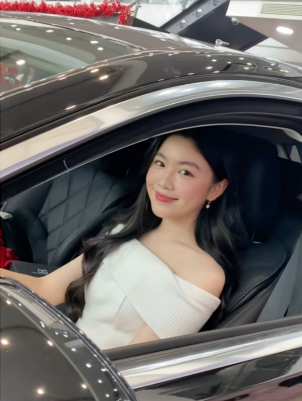 Thế mới thấy, Lọ Lem đã vượt xa mác con gái MC Quyền Linh để tự làm chủ được tài chính lẫn cuộc đời của mình.