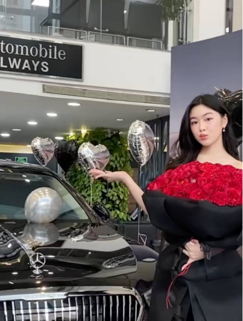 Gần đây, Lọ Lem cũng gây choáng khi tự tay "đập hộp" chiếc Maybach s450 mới toanh, giá từ 7,5 - 8,1 tỷ đồng.