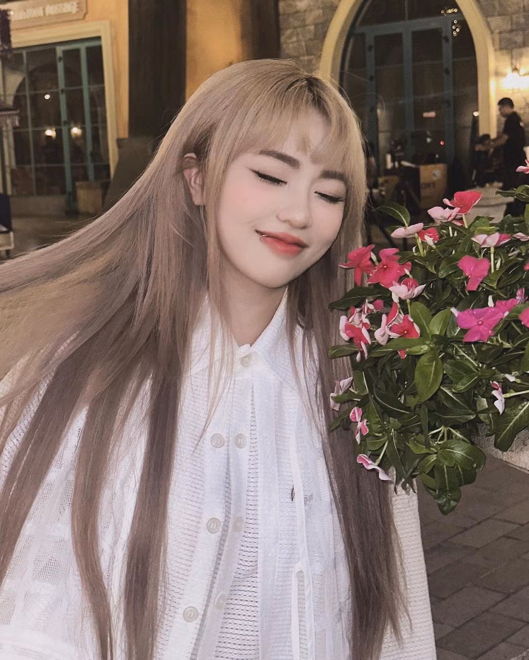 Không trưng trổ hàng hiệu hay đổi cách ăn mặc, streamer Misthy lại lựa chọn thay đổi mái tóc của mình, từ lúc bắt đầu công việc đến nay, không thể đếm xuể số lần cô nàng thay đổi kiểu tóc.