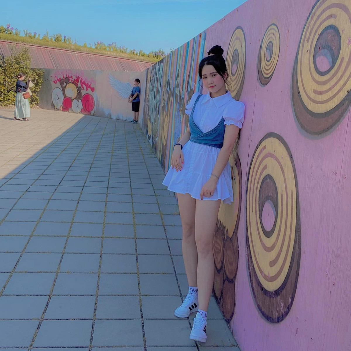 Với style thường ngày, Ngọc Nhi nàng thường diện những thiết kế đơn giản, tôn dáng làm nổi bật đường cong nữ tính.