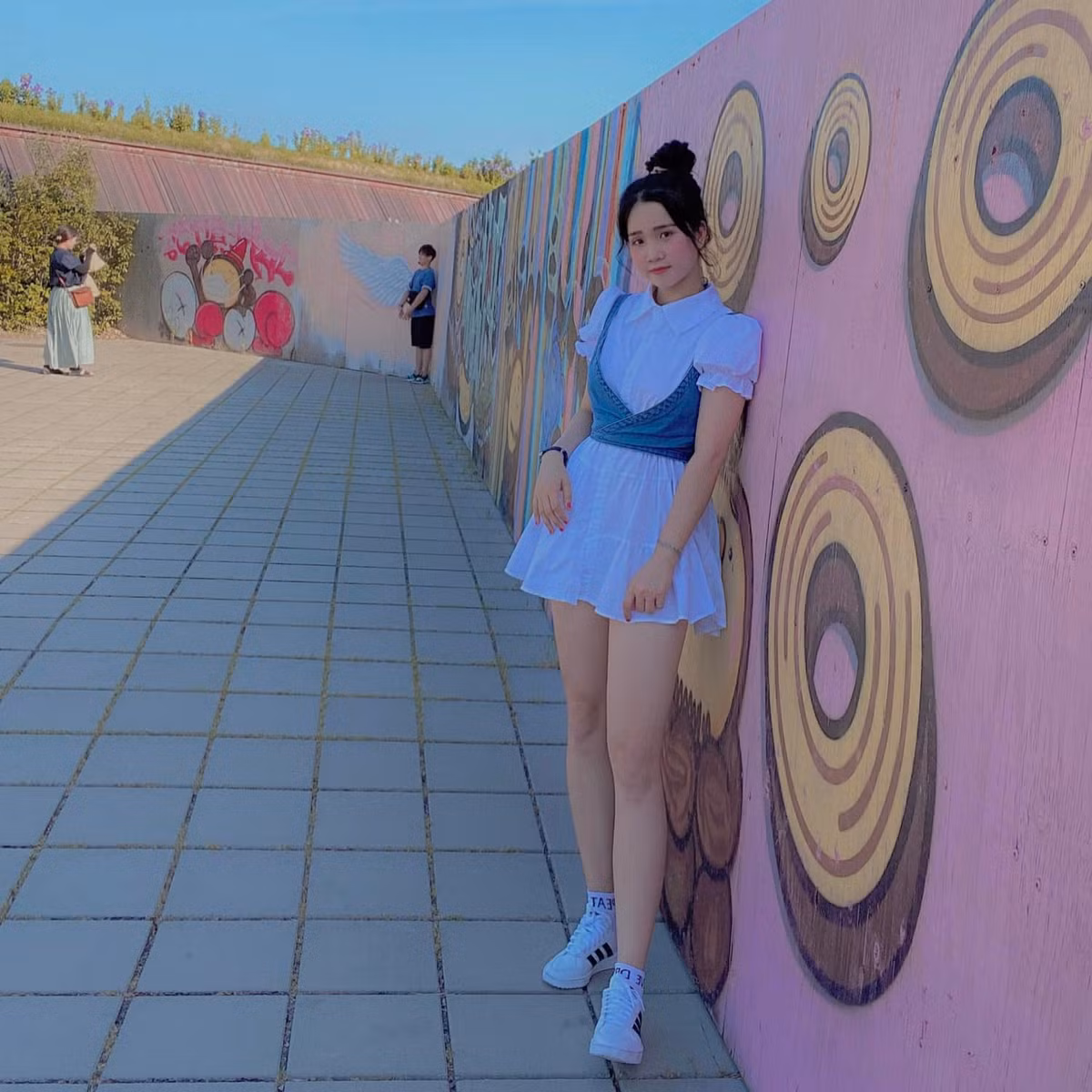 Với style thường ngày, Ngọc Nhi nàng thường diện những thiết kế đơn giản, tôn dáng làm nổi bật đường cong nữ tính.