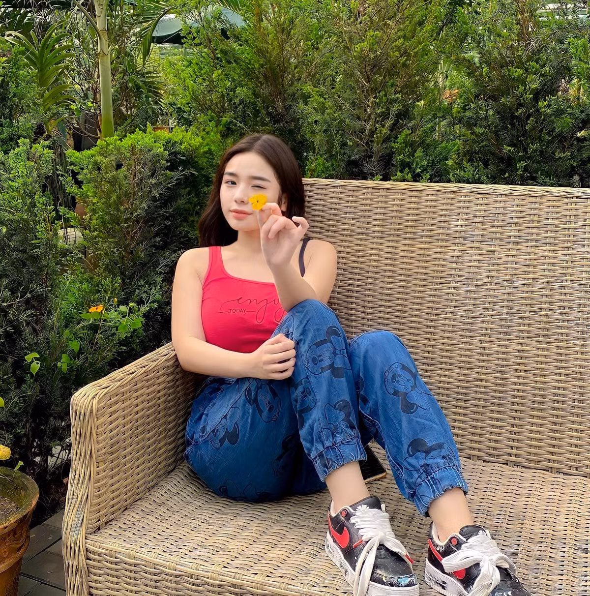 Ngoài ra, mỗi ngày, Thiên Di còn chú trọng bổ sung nước đầy đủ và 3 ly nước ép trái cây như nho, táo, ổi, xoài, cà rốt. Ngoài ra, cô còn có thói quen uống sữa đậu nành vào buổi sáng sớm, giúp vòng 1 tăng size hiệu quả.