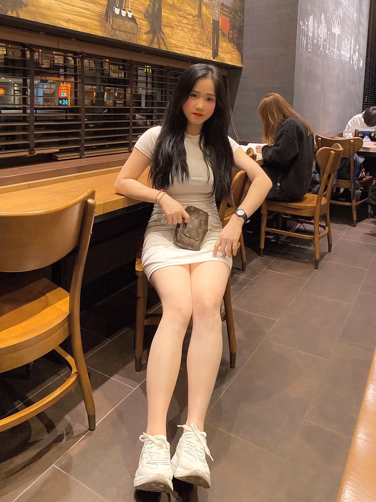 Trên trang cá nhân, Ngọc Nhi thường xuyên đăng tải hình ảnh diện váy áo gợi cảm, khoe khéo "điểm vàng" cơ thể hấp dẫn.