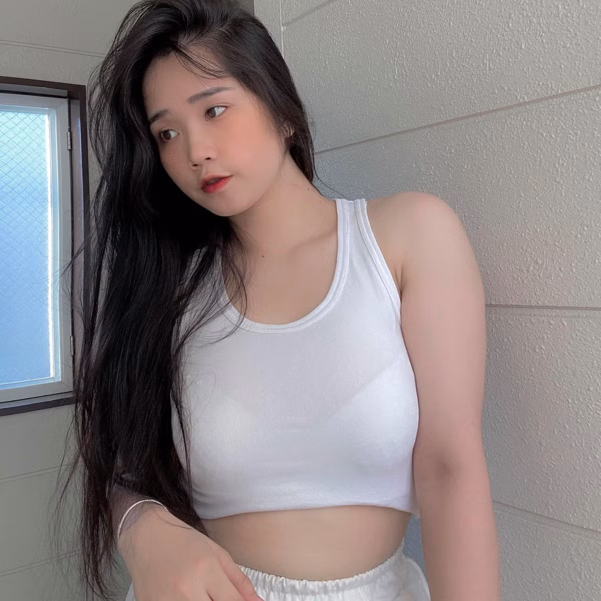 Chẳng những sở hữu vòng 1 đẹp tự nhiên, cô còn có vòng eo nhỏ nhắn, đáng ngưỡng mộ.