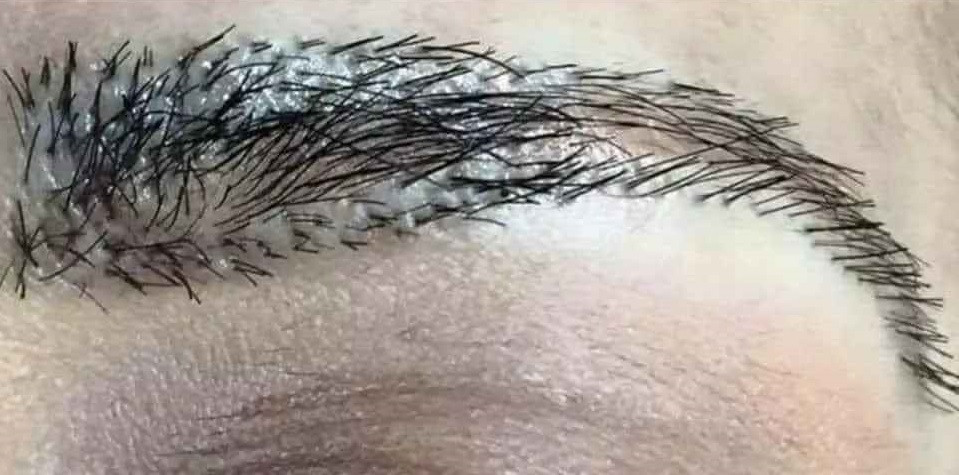 Và một thời gian sau, dù lông mày đã mọc dài và đen hơn nhưng gương mặt của khổ chủ vẫn gây bàn tán không ngớt.