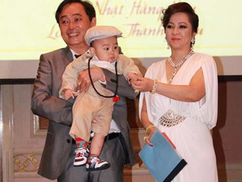 Chưa hết, để chắc ăn hơn Hằng Hữu còn nhắn ba mình - đại gia Dũng "lò vôi" nếu muốn chia tay thì hãy bỏ vào tài khoản của mình 1 tỷ đô la Mỹ (khoảng 22,8 nghìn tỷ Việt Nam) rồi hãy đi.