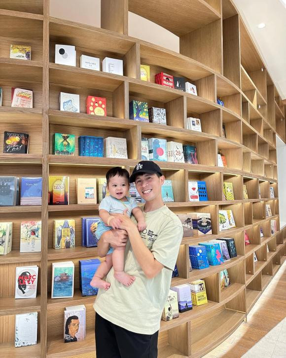 Dù sự nghiệp thi đấu không mấy sáng sủa khi liên tục bị chấn thương hành hạ nhưng hình ảnh Đình Trọng bên gia đình luôn thu hút được NHM.