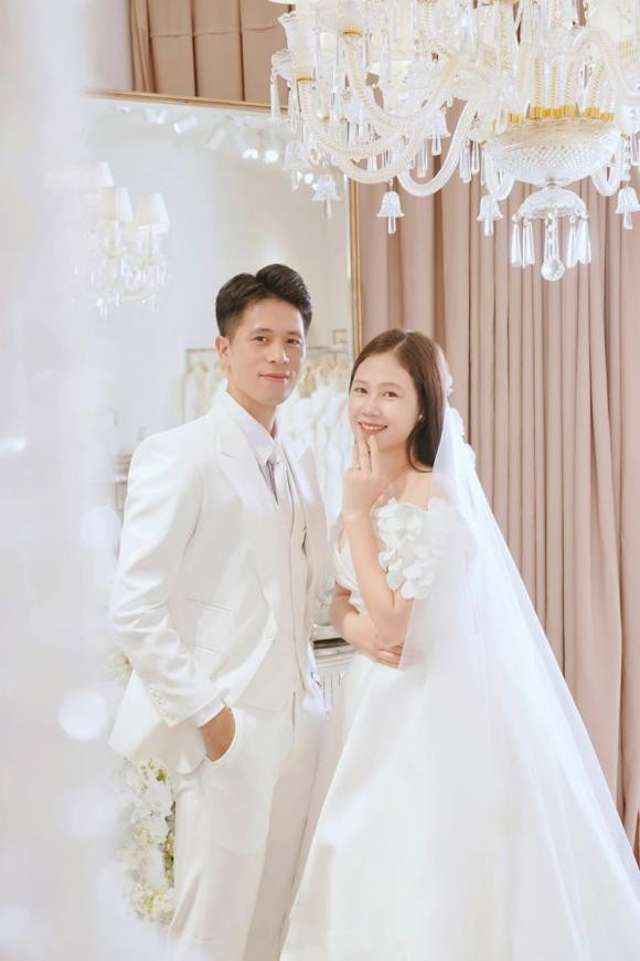 Trong ảnh, Đình Trọng mặc vest và cầu hôn vợ của mình. Ngoài ra, cư dân mạng cũng dành lời khen ngợi cho Trang Heo khi cô trông xinh đẹp và nhanh lấy lại vóc dáng sau sinh.