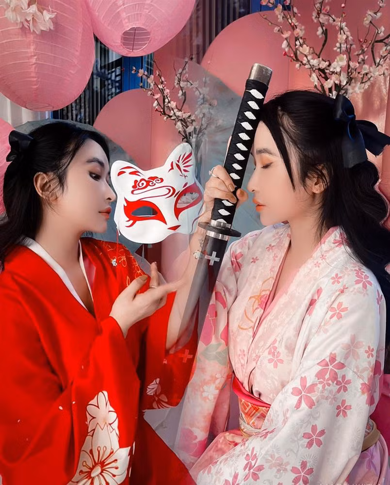 Gần đây nhất, người đẹp họ Phạm đã cho ra lò loạt ảnh mới. Trong hình, Mina Phạm trang điểm cầu kỳ, đầu tư trang phục, bối cảnh.