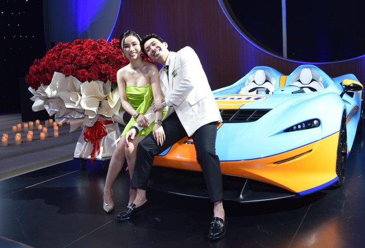 Trước đó, Mina Phạm cho biết ngày thường khi chăm con, cô không được long lanh như trên ảnh mà chỉ như bao bà mẹ bỉm sữa khác, quần thun áo phông đầu bù tóc rối".