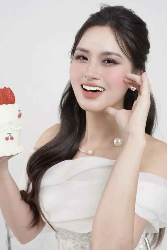 Trong một lần đi chơi tại trung tâm thương mại, Phương Mai nghe loa thông báo về việc hướng dẫn đi thang cuốn liền vô thức đọc theo, giọng giống hệt âm thanh phát ra từ loa.