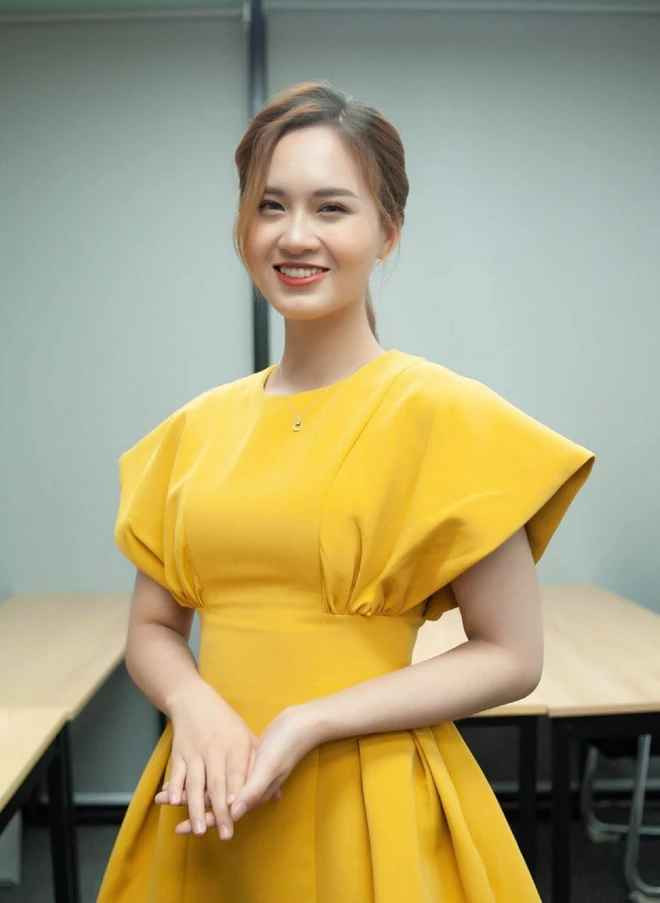 Phương Mai cũng là giáo viên giảng dạy kỹ năng nói đầy nhiệt huyết, thu hút nhiều thế hệ học viên bằng giọng nói truyền cảm và đầy năng lượng.