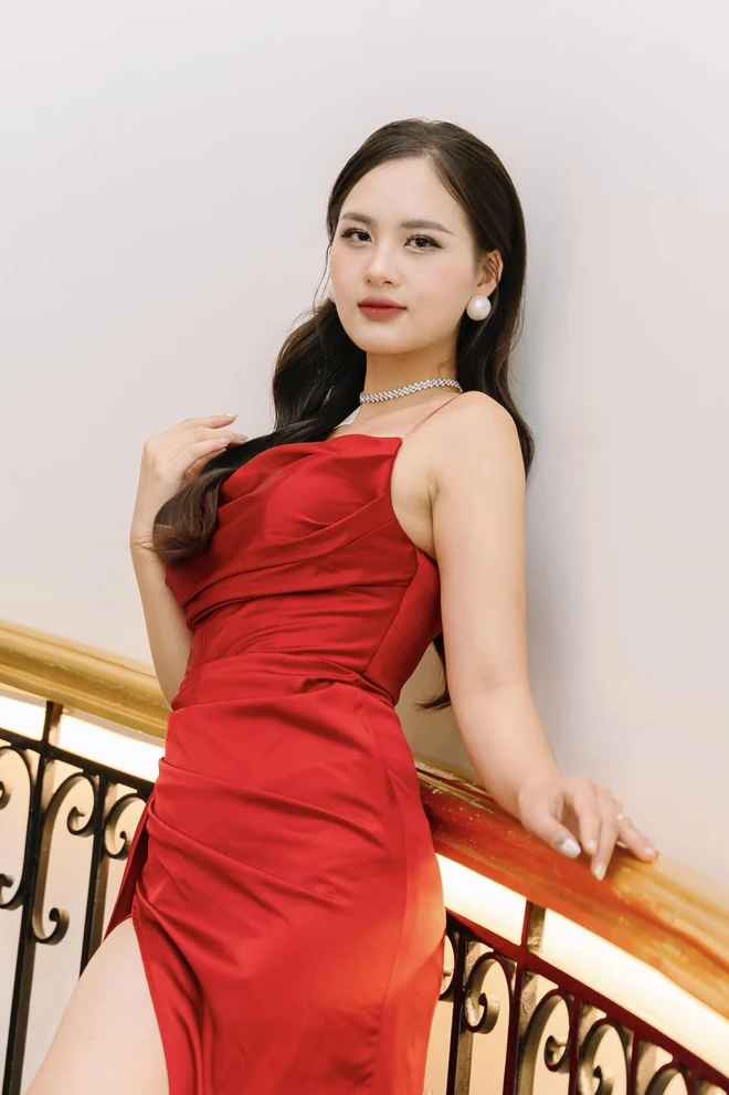 Từ nhỏ, Phương Mai đã có thói quen nghe quảng cáo hay lời thoại của diễn viên trên TV rồi bắt chước. Cho dù là giọng miền Bắc hay miền Nam, giọng trẻ con hay người lớn, cô nàng đều nói được giống hệt.