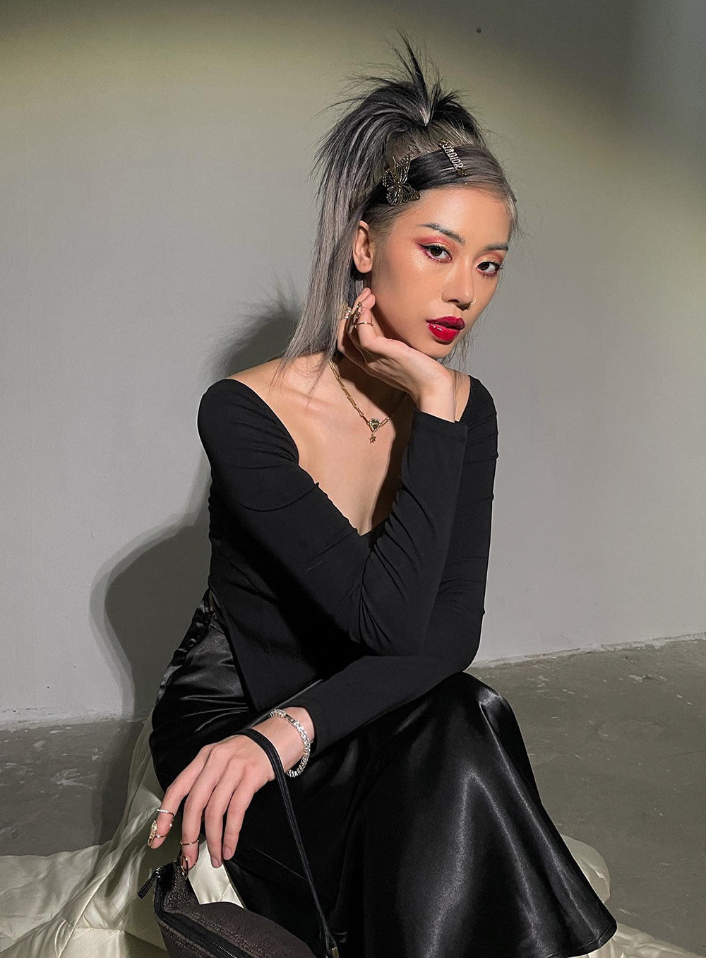 Ngoài Bà Huyện Thanh Quan, ở phần bình luận, một vài tác phẩm văn học và nhiều nhân vật đình đám khác cũng bị thay tên đổi họ một cách kém duyên như Lặng Lẽ Sa Pa (truyện ngắn của nhà văn Nguyễn Thành Long), Ninh Dương Lan Ngọc, Nguyễn Cao Kỳ Duyên (Hoa hậu Kỳ Duyên).