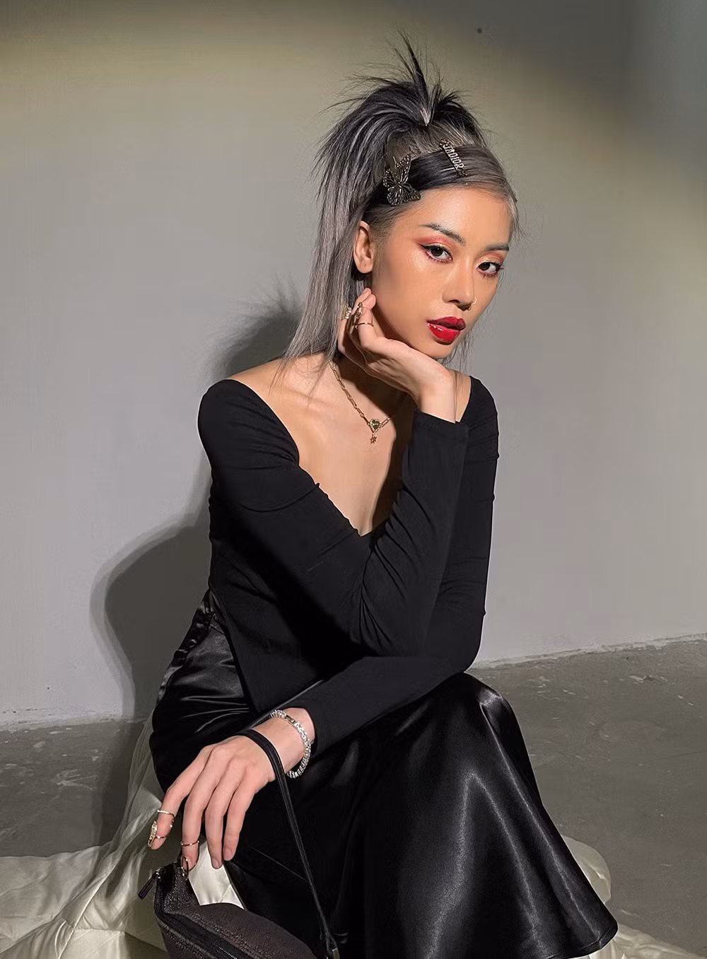 Ngoài Bà Huyện Thanh Quan, ở phần bình luận, một vài tác phẩm văn học và nhiều nhân vật đình đám khác cũng bị thay tên đổi họ một cách kém duyên như Lặng Lẽ Sa Pa (truyện ngắn của nhà văn Nguyễn Thành Long), Ninh Dương Lan Ngọc, Nguyễn Cao Kỳ Duyên (Hoa hậu Kỳ Duyên).