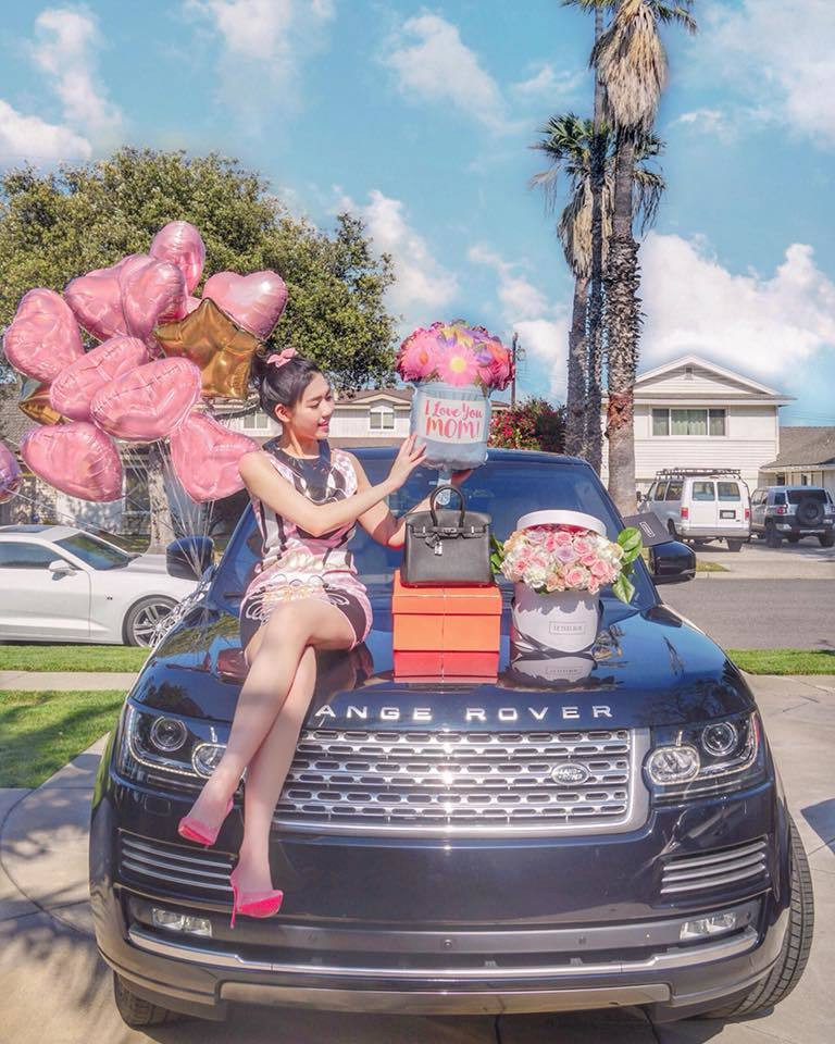 Cụ thể, ngoài việc chủ động tham gia vào kinh doanh siêu xe để nối nghiệp bố thì cô nàng rich kid còn có nguồn thu khoảng 10.000 USD/tháng (tương đương 250 triệu đồng) nhờ kinh doanh mảng làm đẹp, chăm sóc sức khỏe.