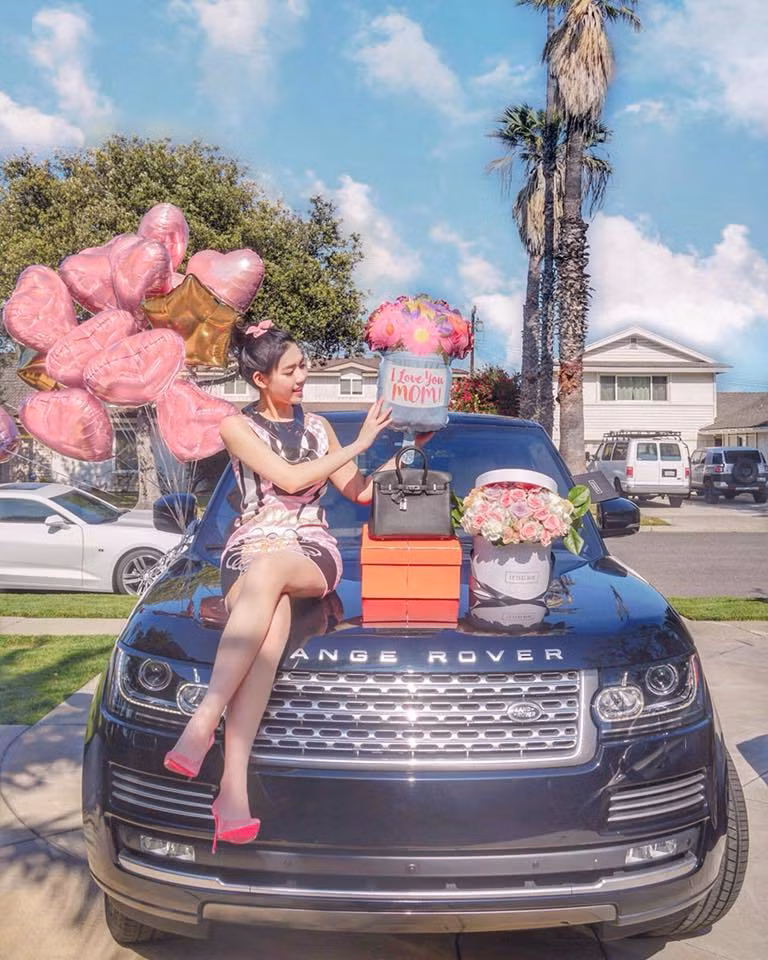 Cụ thể, ngoài việc chủ động tham gia vào kinh doanh siêu xe để nối nghiệp bố thì cô nàng rich kid còn có nguồn thu khoảng 10.000 USD/tháng (tương đương 250 triệu đồng) nhờ kinh doanh mảng làm đẹp, chăm sóc sức khỏe.