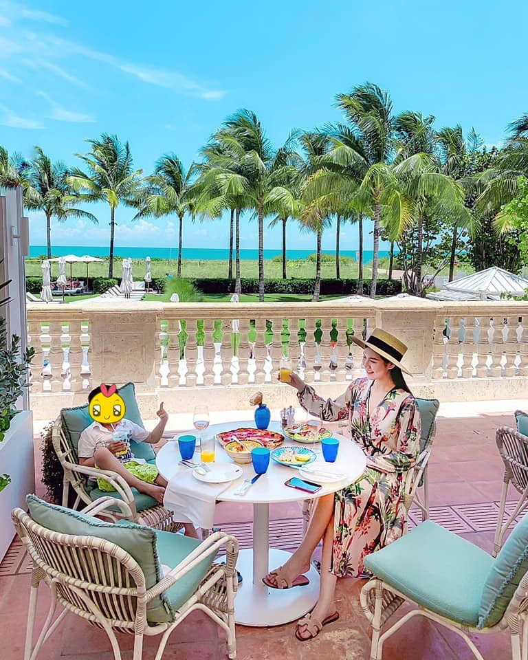 Một điều nữa khiến Tiểu Giang nhận được sự ngưỡng mộ đó là mặc dù giàu có nhưng cô lại khá khiêm tốn đồng thời tự xây dựng sự nghiệp mà hạn chế phụ thuộc gia đình.