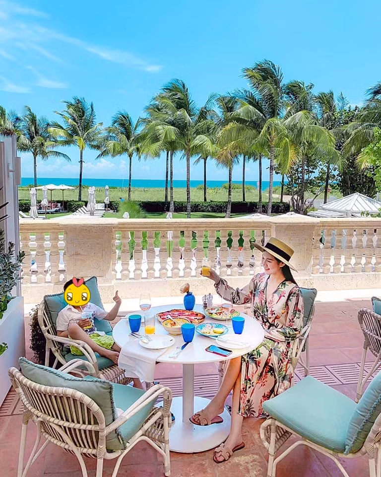 Một điều nữa khiến Tiểu Giang nhận được sự ngưỡng mộ đó là mặc dù giàu có nhưng cô lại khá khiêm tốn đồng thời tự xây dựng sự nghiệp mà hạn chế phụ thuộc gia đình.