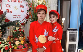 Cụ thể trong bức ảnh tình tứ bên vợ, Lộc Fuho để lại dòng trạng thái: "Lộc Fuho con, chào cô chú".