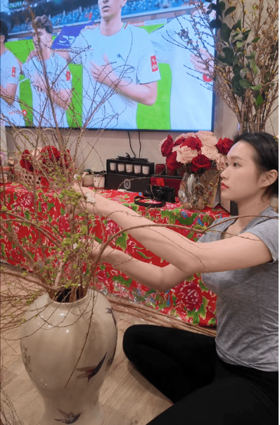 Không khó để nhận ra niềm đam mê cắm hoa của Doãn Hải My, nhưng có thể nói đây là lần đầu nàng Hậu đăng tải quá trình cặm cụi của bản thân khi tỉ mỉ cắm từng cành tuyết mai vào bình.