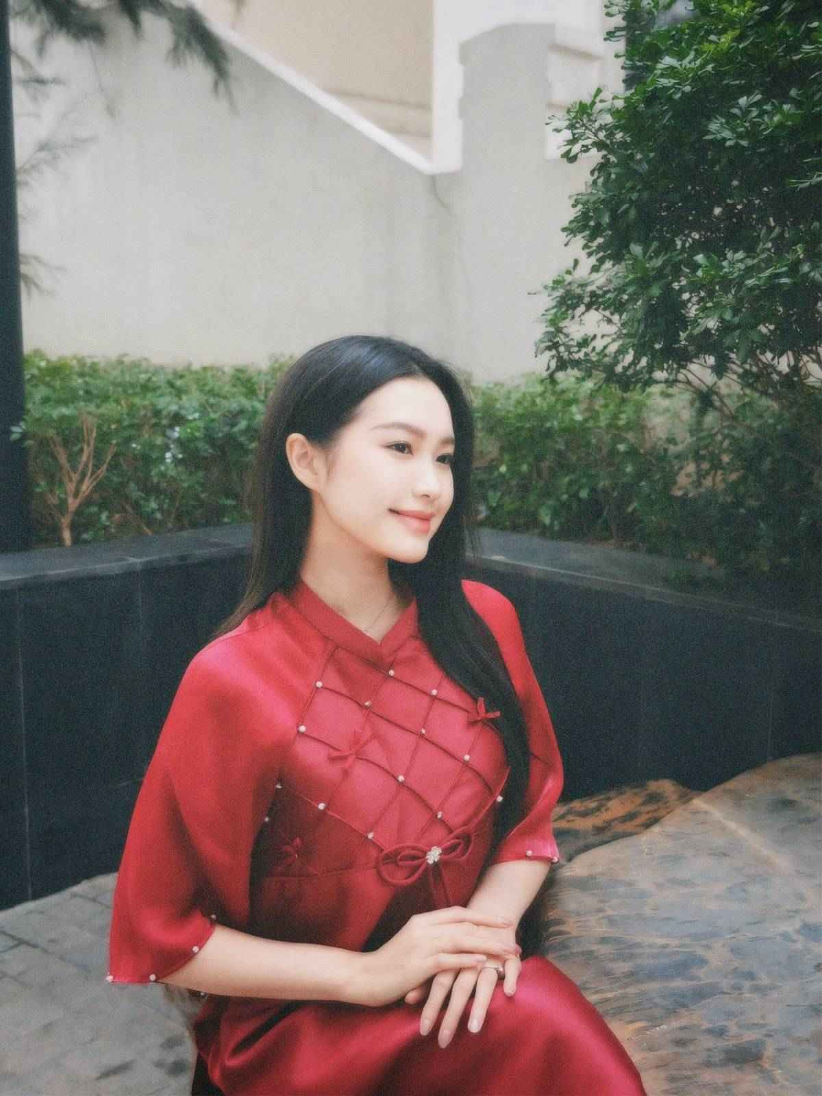 Một số bình luận nổi bật dưới clip cắm hoa của Doãn Hải My: "Cô nàng này 0 điểm... không điểm nào chê!", "Mê quá hôm cũng vào TikTok cổ xem có gì mới không"...