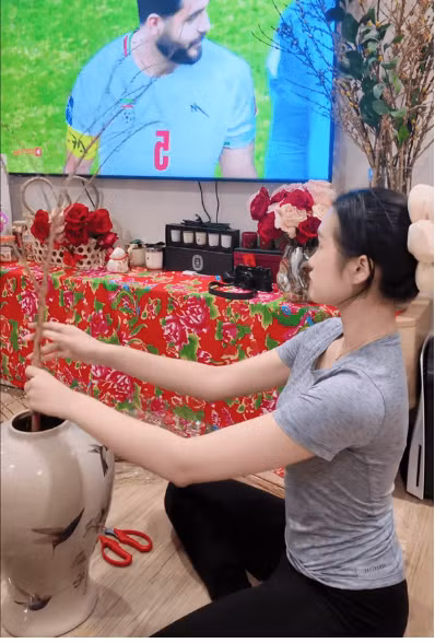 Mới đây nhất, Doãn Hải My tiếp tục nhận được cơn mưa lời khen từ dân tình khi đăng tải đoạn clip trên trang TikTok cá nhân, ghi lại khoảnh khắc ngồi cắm hoa tuyết mai cực chill và thư giãn.