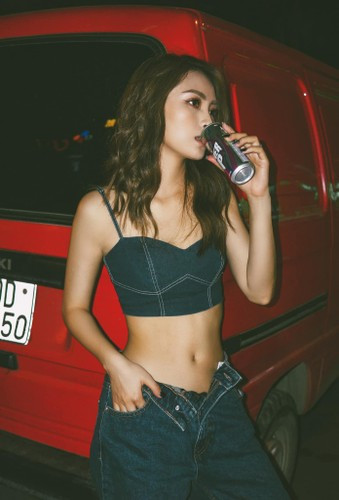 Những hình ảnh gợi cảm của Mù Tạt nhận được lời khen, khác hẳn khi lên sóng truyền hình.