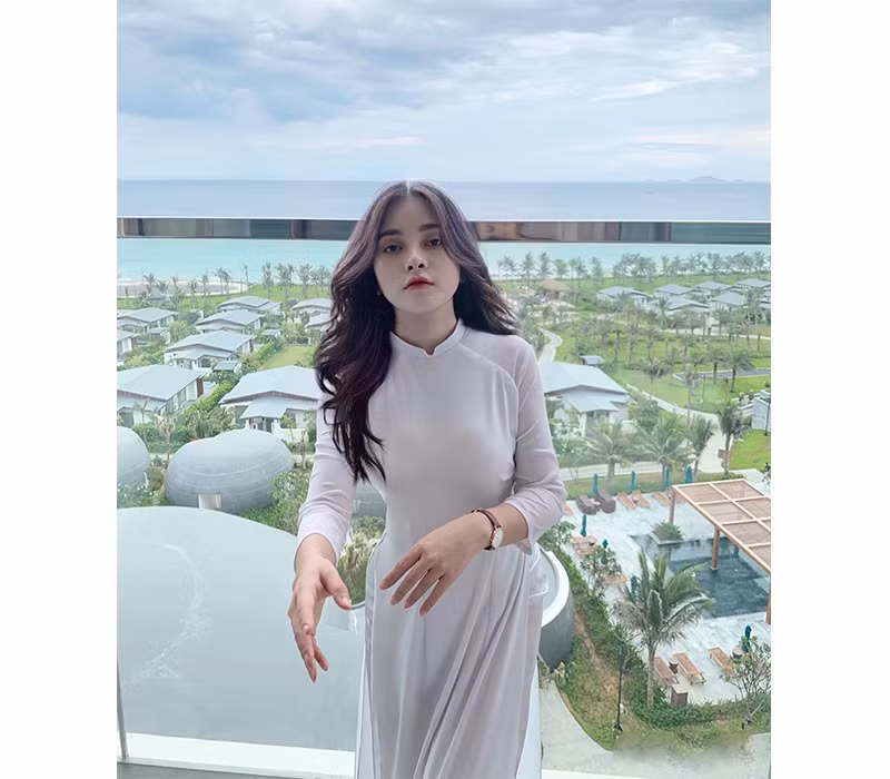 Cách đây ít ngày, Meily Mia làm dân tình không khỏi mê mẩn khi đăng tải lên mạng xã hội hình ảnh diện áo dài trắng thướt tha.