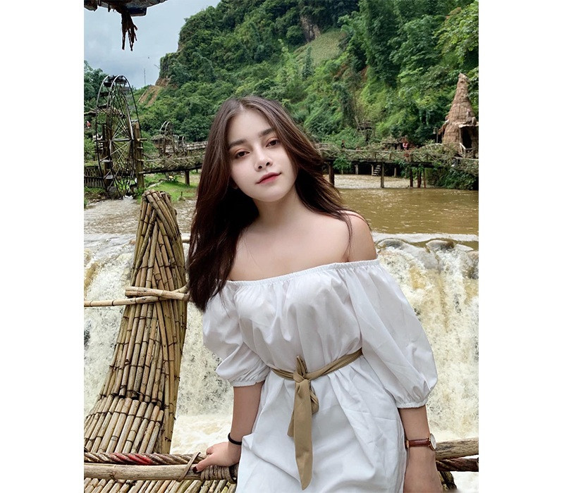 Ngay từ cái nhìn đầu tiên, người ta hẳn sẽ ngay lập tức ấn tượng với nhan sắc xinh đẹp, rạng ngời của hot girl Việt tên Meily.
