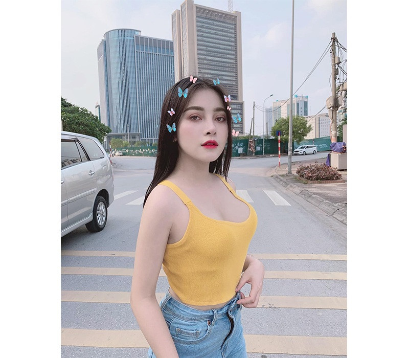 Nhờ sở hữu đôi mắt sâu hút, sống mũi cao cùng nước da trắng, Meily từng bị nhiều người lầm tưởng là con lai. Tuy nhiên thực tế, hot girl 10X này 100% chỉ mang trong mình dòng máu Việt.