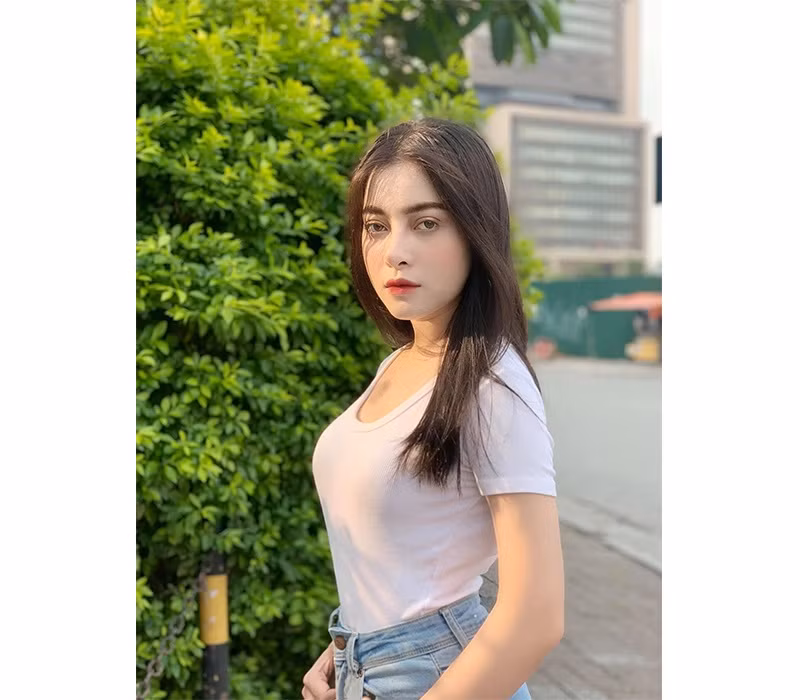 Bên cạnh gương mặt nổi bật, thân hình gợi cảm cũng được coi là một điểm cộng nữa ở Meily Mia.