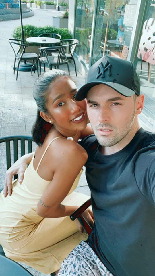 Cặp đôi Dũng Gee - Vy Phạm nổi tiếng qua những video vui nhộn trên TikTok. Cả hai cũng từng tham gia chương trình Vợ chồng son và gây ấn tượng với câu chuyện tình chồng Tây - vợ Việt ngọt ngào.