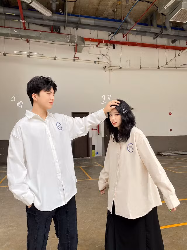 Khải Hưng sinh năm 2002 và Thảo Vy sinh năm 1999. Câu chuyện tình "chị ơi anh yêu em" của cặp đôi từng gây sốt trên mạng xã hội.