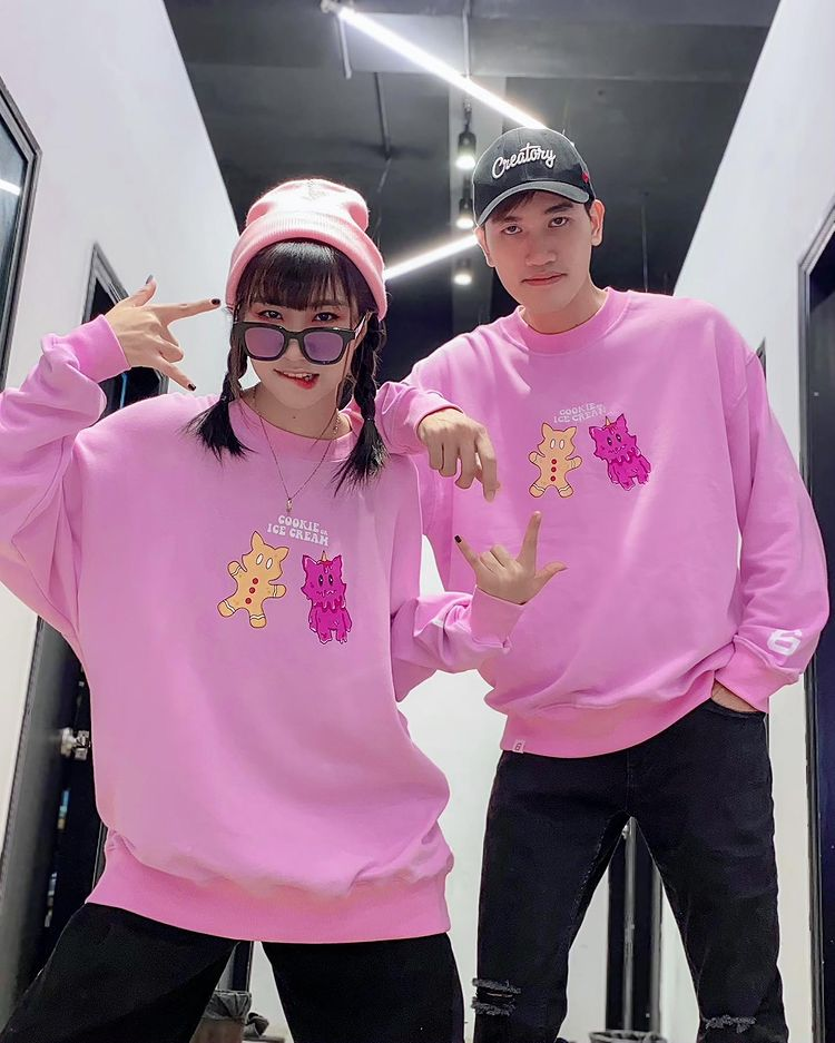 Di Di và Long.C là cặp TikToker đình đám trên mạng xã hội. Họ sở hữu kênh YouTube với số lượt theo dõi khủng, các video nhạc chế và Vlog được đông đảo khán giả yêu mến.