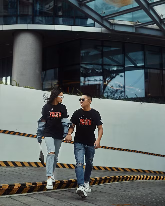 Trong mắt Linda, bạn trai là người vui tính, nói chuyện có duyên và biết quan tâm đến người yêu. Còn với Phong Đạt, anh bị chinh phục với tính cách ngây thơ và ít nói của người yêu.