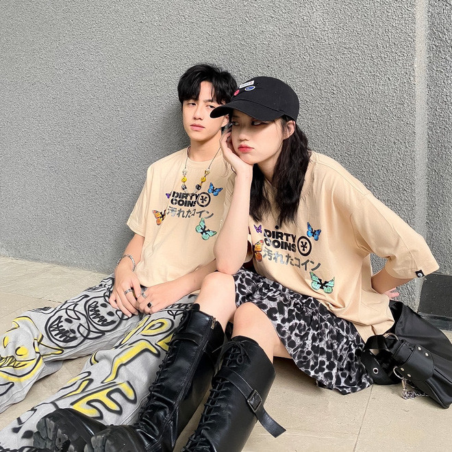 Thảo Vy sở hữu ngoại hình xinh xắn, thần thái không thua kém người mẫu chuyên nghiệp. Vẻ đẹp ngây thơ, đáng yêu như hot girl Hàn Quốc của cô gây thương nhớ với nhiều khán giả. Trong khi đó Khải Hưng chuẩn "soái ca" với chiều cao lý tưởng và khuôn mặt lãng tử.