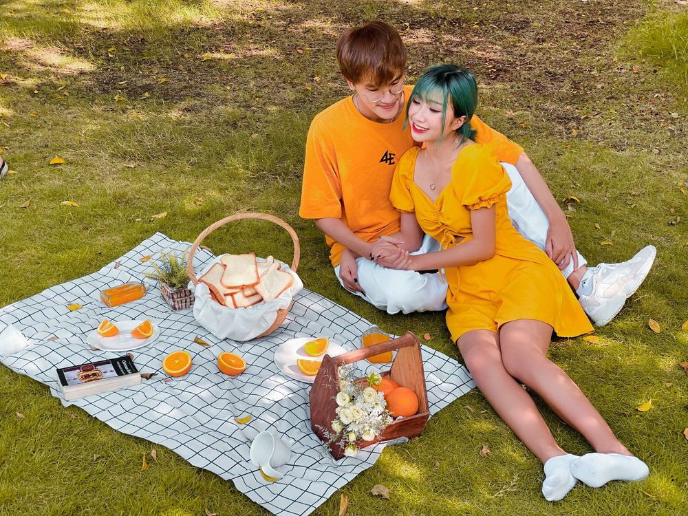 Trong một Vlog Q&amp;A đăng tải vào ngày 20/4/2020, Di Di tiết lộ nhận được rất nhiều câu hỏi về mối quan hệ với Long.C.