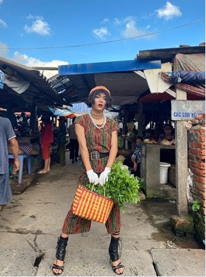 Sau khi xuất hiện, nhiều người để lại ý kiến bình luận rằng hành động của Mèo Thoại được cho là cố tình cà khịa cực mạnh về chủ đề gây tranh cãi.