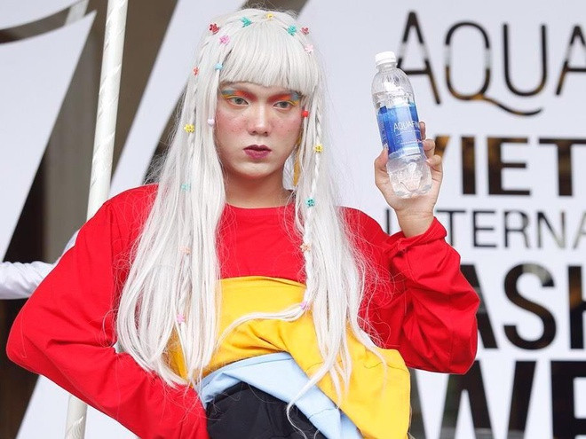 Nói về clip mặc đồ của mẹ đi chợ, Phạm Thoại cho hay: "Là một người làm việc trong lĩnh vực thời trang nên mình mượn quần áo của mẹ, lên ý tưởng phối đồ bộ với phụ kiện nhìn cho sang. Quá trình quay và chụp trong vòng 1 tiếng. Mọi người có nhìn và bình luận trái chiều nhưng mình cũng quen rồi, vì trình diễn và đứng trước đám đông nhiều rồi".