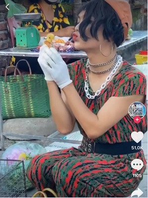 Theo hình ảnh ghi lại trên TikTok, "thánh chửi" Phạm Văn Thoại diện một đồ bộ ở nhà của mẹ kết hợp với rất nhiều phụ kiện đi ra chợ.