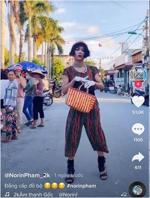 Mấy ngày nay, mạng xã hội bàn tán rôm rả về việc "nên hay không nên mặc đồ bộ ra đường?". Không nằm ngoài thời cuộc, mới đây, "thánh chửi" Phạm Thoại cũng "hùa theo" dân mạng bằng một clip hài hước trên TikTok.