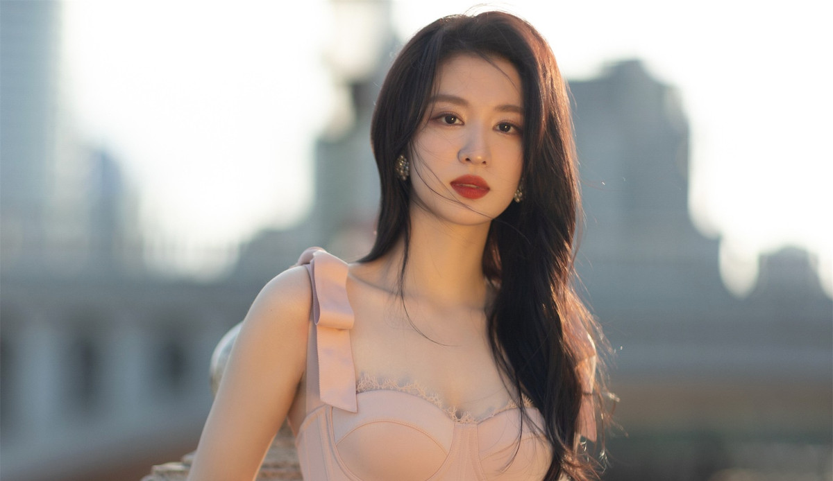 Ngoài ra, Vương Sở Nhiên đang vướng tin hẹn hò với Dương Dương sau khi đóng chung trong phim Khói lửa nhân gian của tôi. Cặp sao bị cho là đã đi du lịch, trượt tuyết cùng nhau.