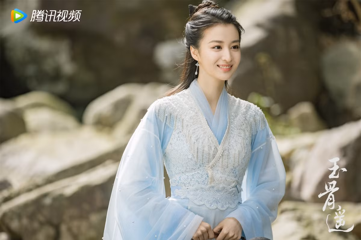 TheoQQ, Vương Sở Nhiên được đánh giá là nữ diễn viên trẻ tiềm năng có khả năng bật lên đứng trong top 4 ngôi sao lưu lượng của nhóm tiểu hoa đán sinh sau năm 1995 cùng Triệu Lộ Tư, Ngu Thư Hân.