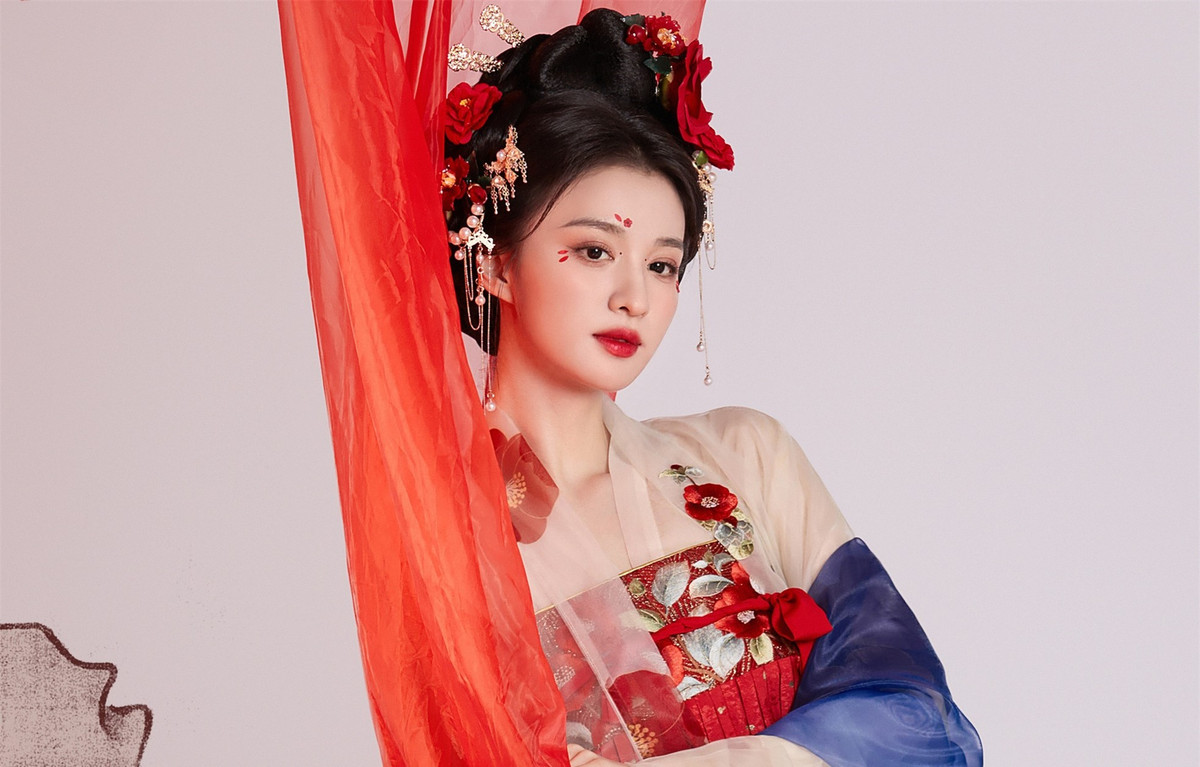 Ngày 6/7, hai nghệ sĩ lần đầu xuất hiện cùng nhau trong sự kiện quảng bá phim nhưng họ không hề ngượng ngùng hay né tránh. Thậm chí từ khóa "ánh mắt Dương Dương nhìn Vương Sở Nhiên" còn lọt vào top chủ đề bàn luận nóng trên mạng xã hội.