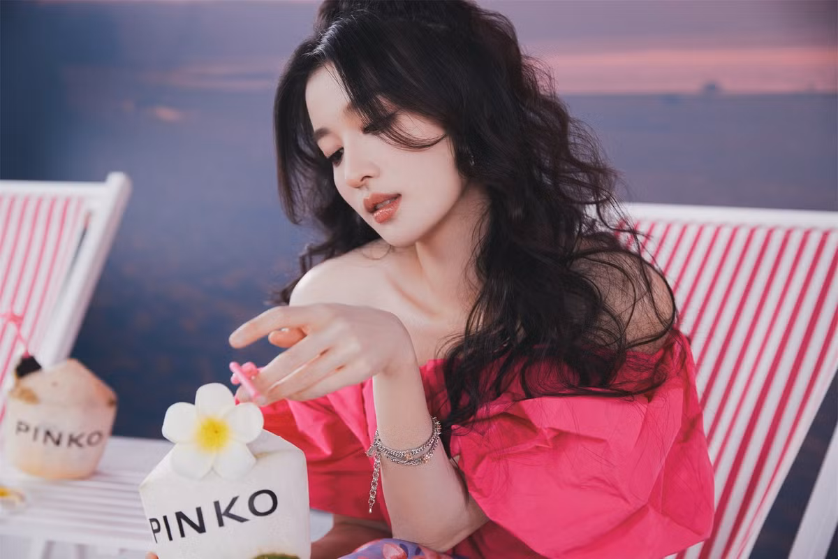 Vương Sở Nhiên tốt nghiệp Học viện Hý kịch Thượng Hải. Khi chưa nổi tiếng, người đẹp được gọi là "tiểu Lưu Diệc Phi", "Bản sao Lưu Diệc Phi", "thần tiên tỷ tỷ thế hệ mới" nhờ có đường nét khuôn mặt giống với ngôi sao Thiên long bát bộ.