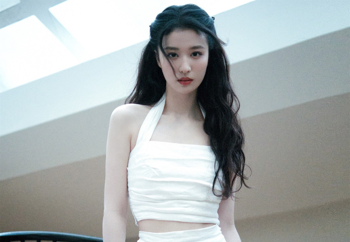 Tuy nhiên, Vương Sở Nhiên cho biết cô và đàn chị có những nét khác nhau. Nữ diễn viên trẻ cũng không muốn bị khán giả nhớ tới nhờ hình ảnh giống Lưu Diệc Phi.