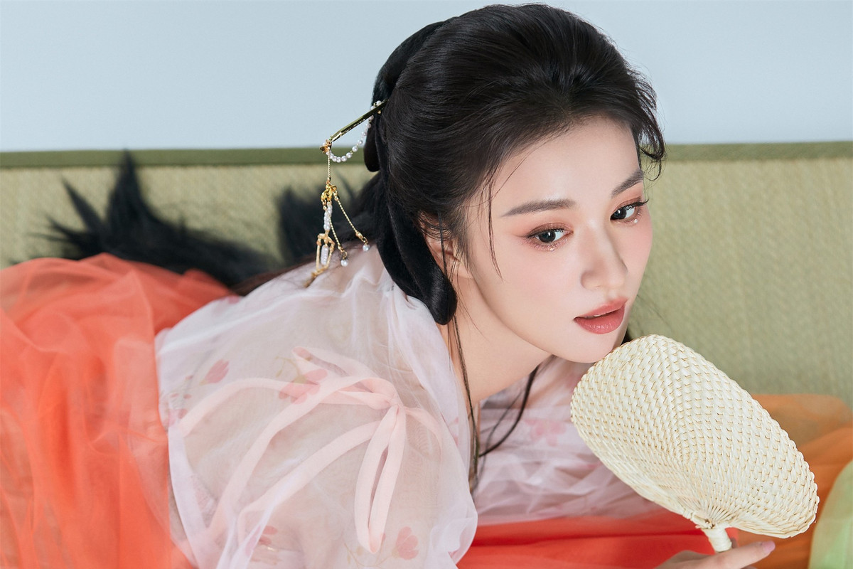 Trên mạng xã hội, hàng nghìn khán giả nhận định với nhan sắc và diễn xuất duyên dáng như hiện tại, Vương Sở Nhiên mới đúng là "nữ chính phim ngôn tình" mà họ mong chờ.