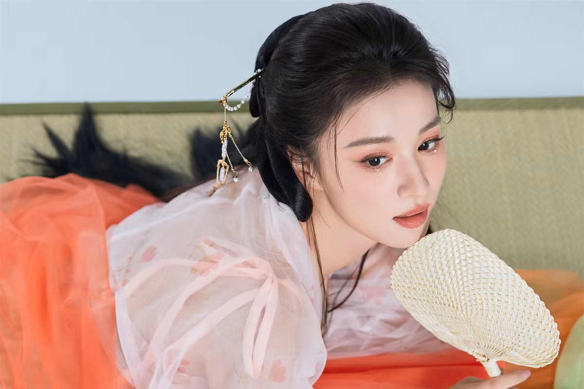 Trên mạng xã hội, hàng nghìn khán giả nhận định với nhan sắc và diễn xuất duyên dáng như hiện tại, Vương Sở Nhiên mới đúng là "nữ chính phim ngôn tình" mà họ mong chờ.